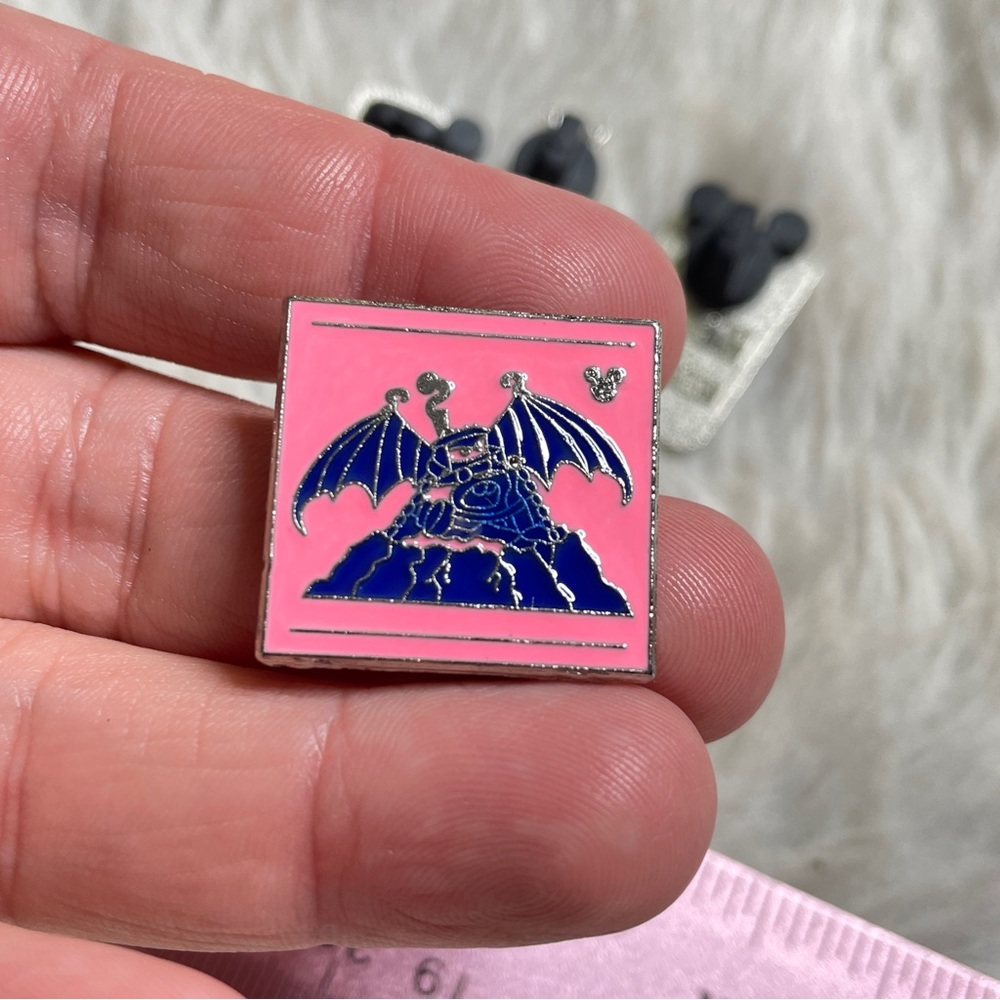 Disney hidden Mickey trading pins - Picture 7 of 8